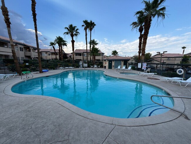 Building Photo - Beautiful 2BED/2BATH Condo near The Lakes