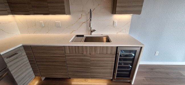 Building Photo - Luxurious 2-Bed, 2-Bath Condo with Spectacular Views and Designer Upgrades in Kirkland!!