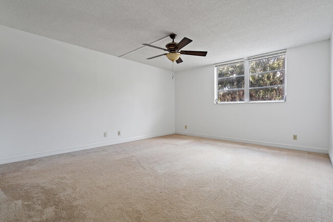 Building Photo - 630 Ocean Dr