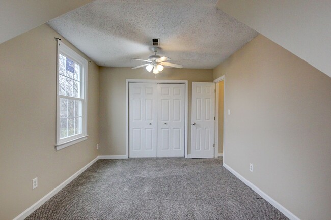 Building Photo - Fresh and Clean 4 bed Near Ft Campbell and...