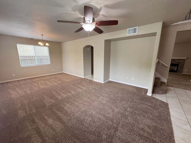 Building Photo - Spacious NW Visalia home Near Shopping Center Available Now!