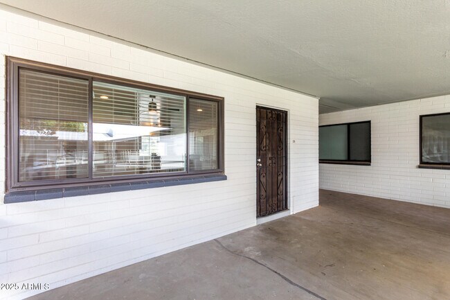 Building Photo - 749 E Montebello Ave