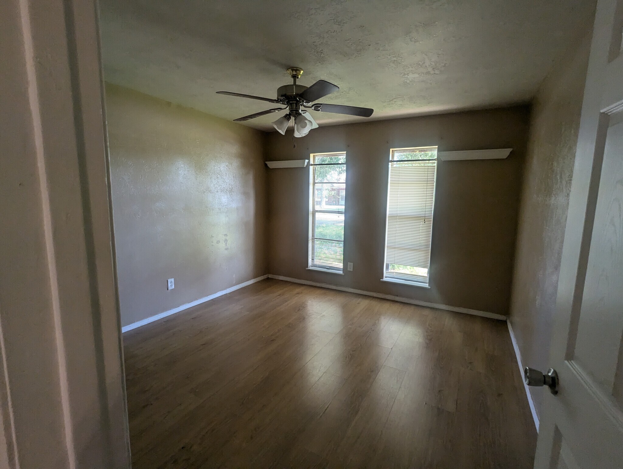 Building Photo - 1820 Aspen Ln
