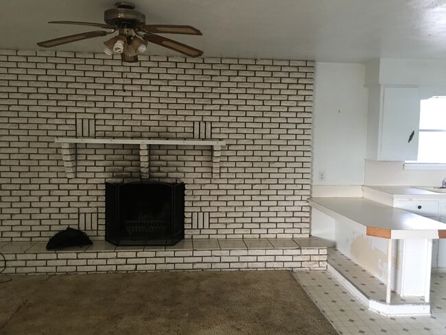 Building Photo - GREAT BRICK HOME ON LARGE LOT