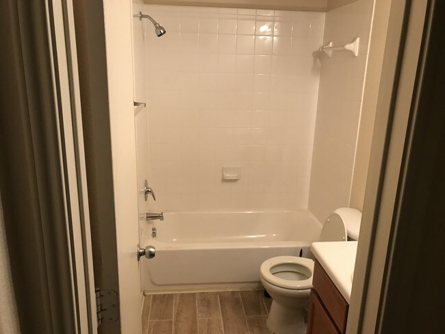 Guest Bath Shower Tub - 8451 Blackstone Cove