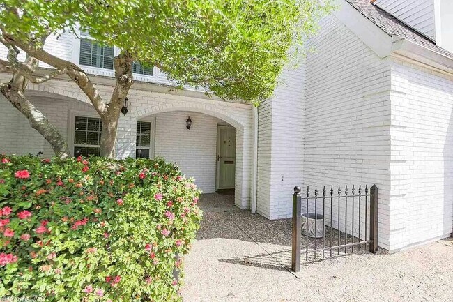 Building Photo - 2801 Foxcroft Rd