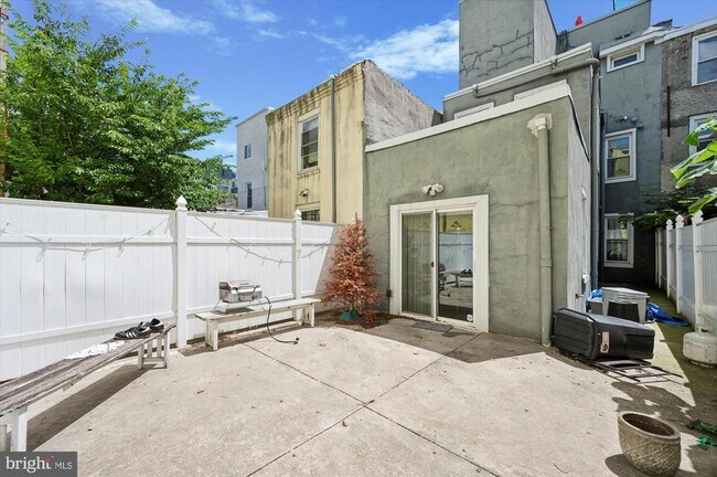 Building Photo - 1126 S 15th St