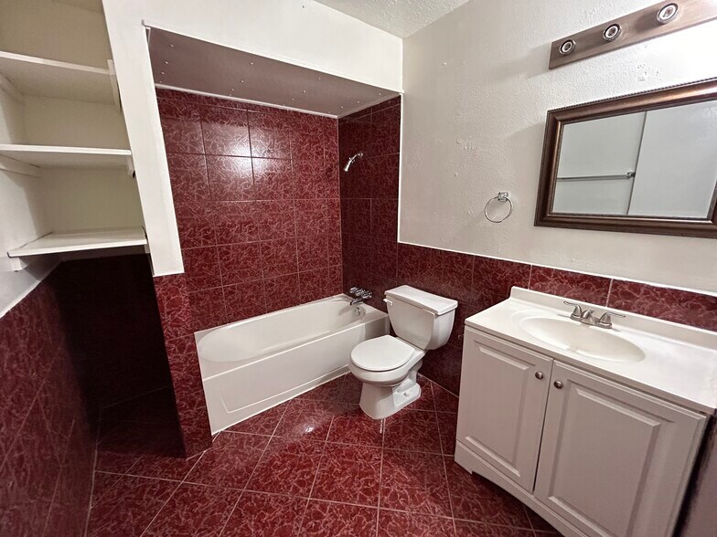 Bathroom - 4023 Springmeadows St