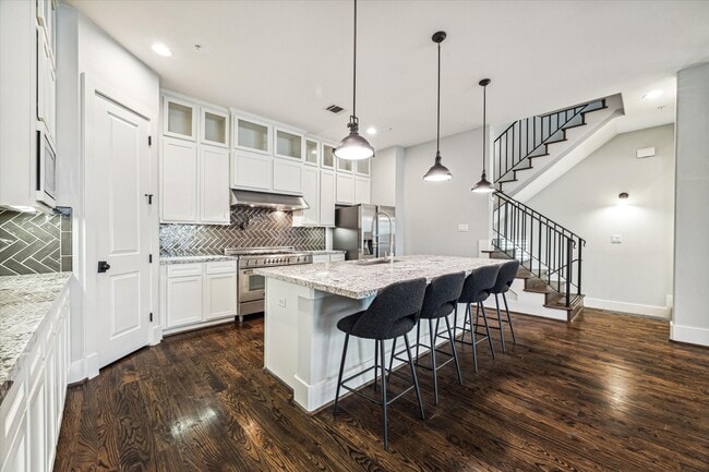 Building Photo - 912 Yale St