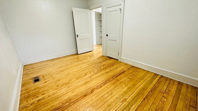 Building Photo - 206 Downes St