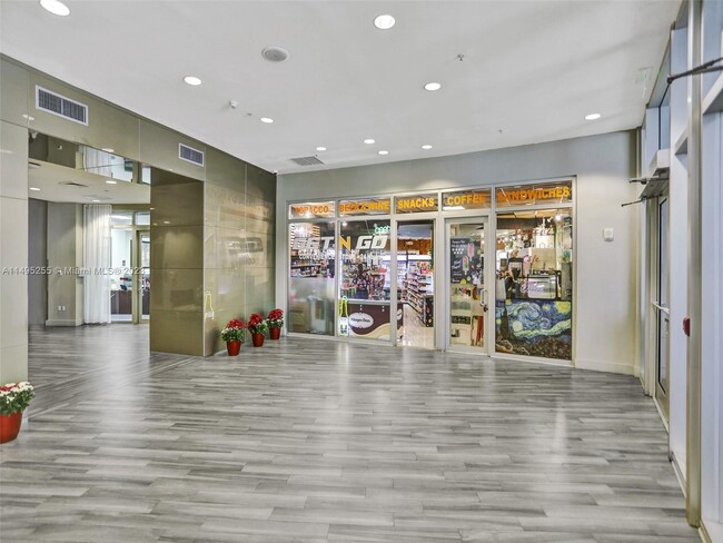 Lobby - Store - 1750 N Bayshore Dr