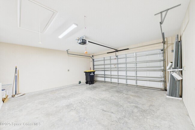 Building Photo - 1936 Gloria Cir