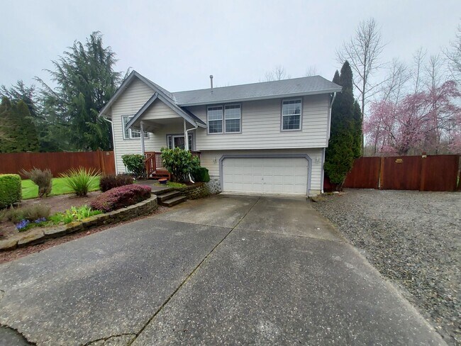 Building Photo - 4 bedroom 2.75 bath, Huge Fenced Yard with Landscaping Included!!