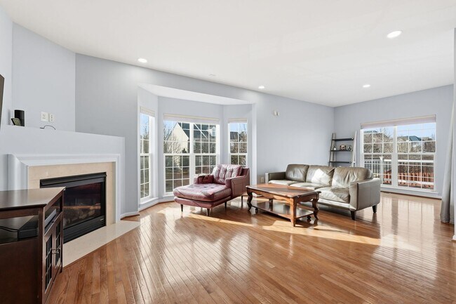 Building Photo - Located in a vibrant and highly sought after setting, this Richmond American Homes residence offe...