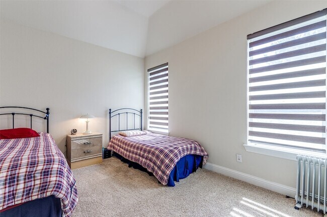 Building Photo - 2490 Stonybrook Dr