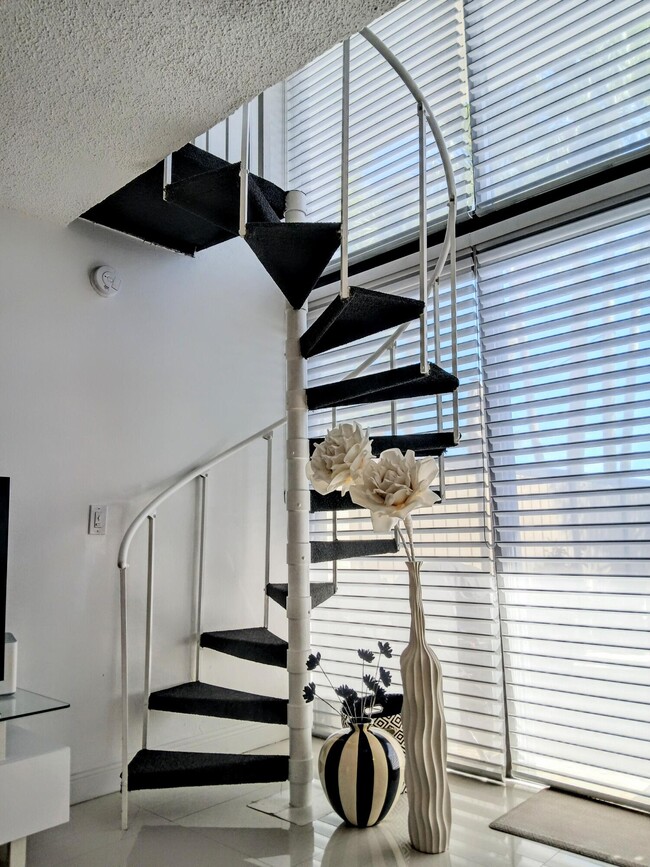 Building Photo - 1830 Embassy Dr