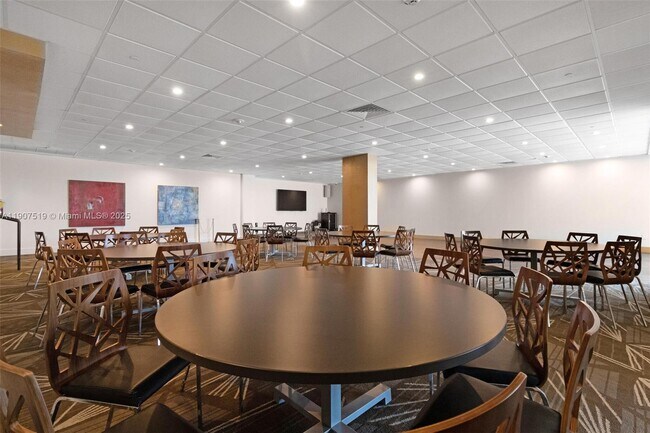 Building Photo - 5701 Collins Ave