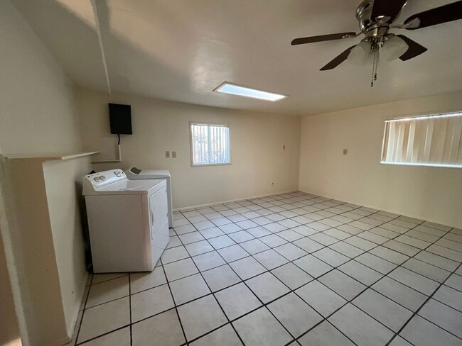 Building Photo - 3 bedroom 1 bath home with yard and covered parking