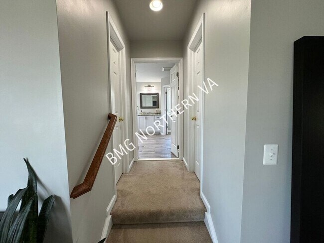 Building Photo - 8930 Kingbird Ct