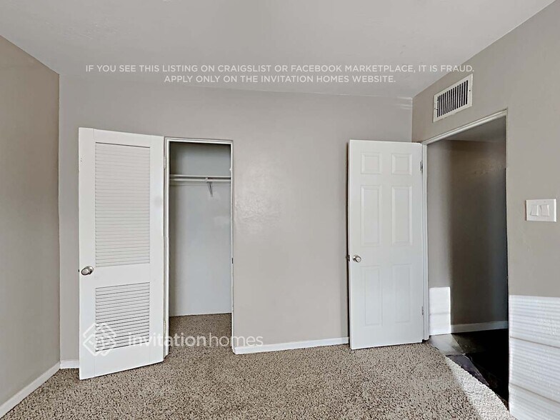 Building Photo - 2532 E Clarendon Ave