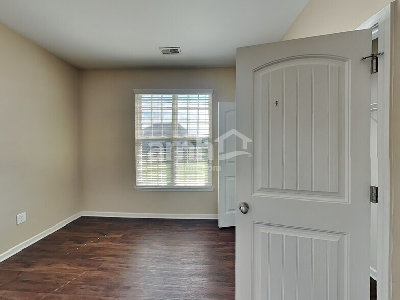 Building Photo - 98 Jade St