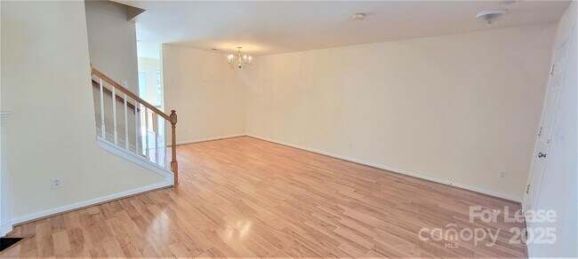Building Photo - 915 Par One Ct