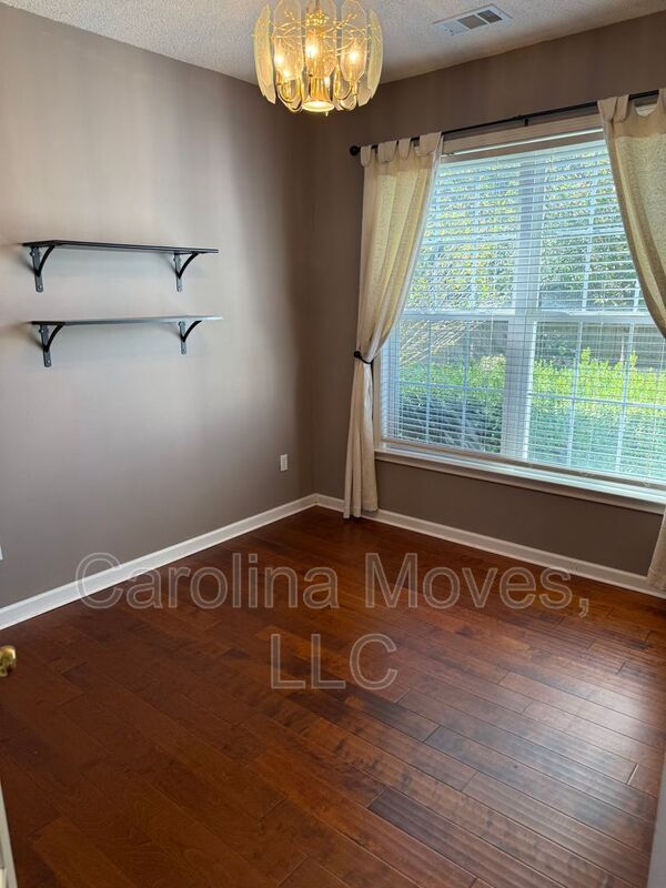 Building Photo - 4 Bay Hill Dr
