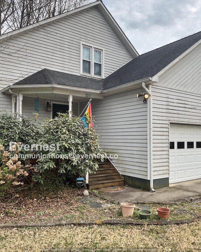 Building Photo - 3 Bed/2.5 Bath Home with Garage / Pet-Friendly / Coming Soon