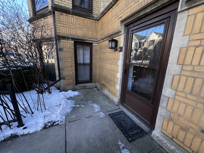 Private Front Patio - 3427 W Drummond Pl