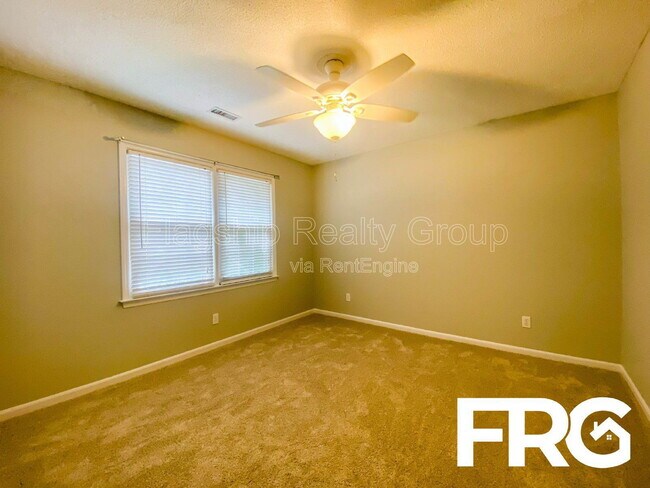 Building Photo - 305 Smith Pl