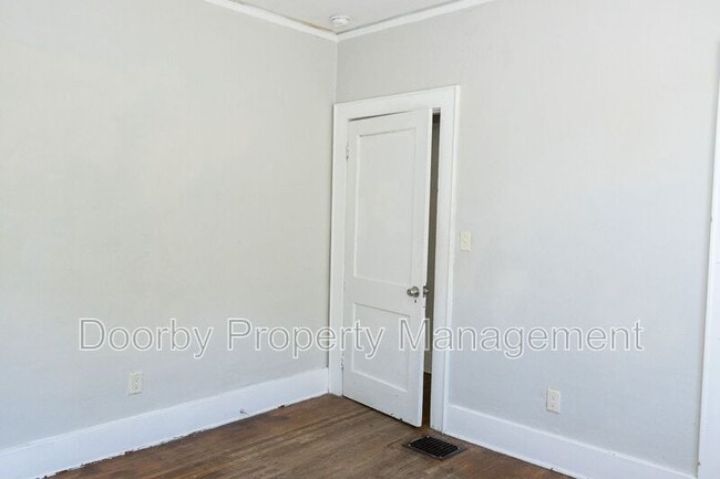 Building Photo - 910 S Crest