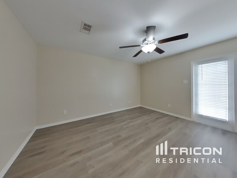 Building Photo - 805 Painted Bison Dr
