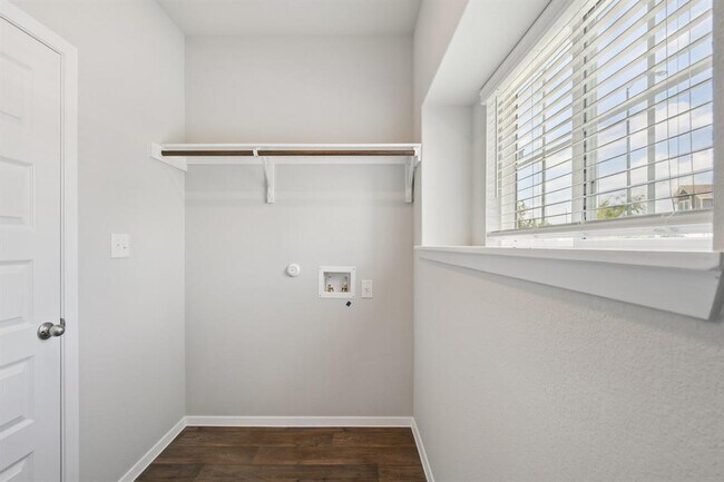 Building Photo - 125 Honeybee Ln