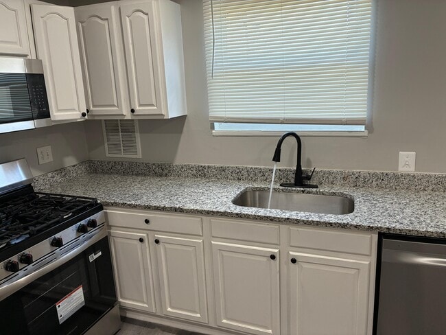 Building Photo - Roberton