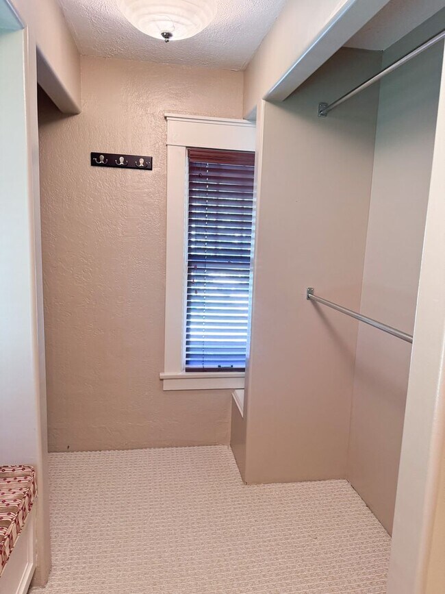 Building Photo - Historical Duplex - Spacious 3 Bedroom, 2.5 Bath Duplex with fenced in private patio.