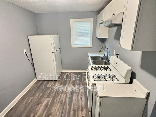 Building Photo - 3042 McAdoo Ave