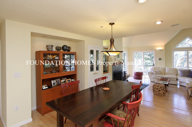 Building Photo - Boyle Park 4BD+/3.5BA, Close to town!  Gue...