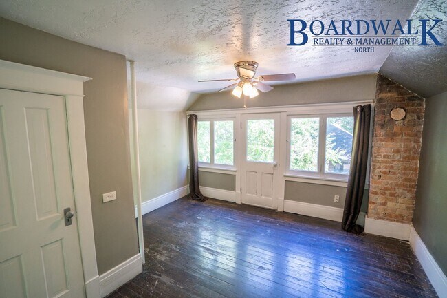 Building Photo - 4 Bedroom Victorian Single Family Home