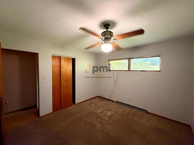 Building Photo - 330 E 69th Pl