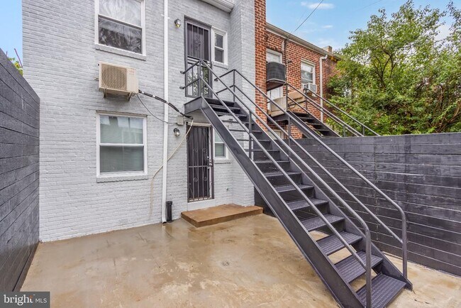Building Photo - 1723 Gales Pl NE