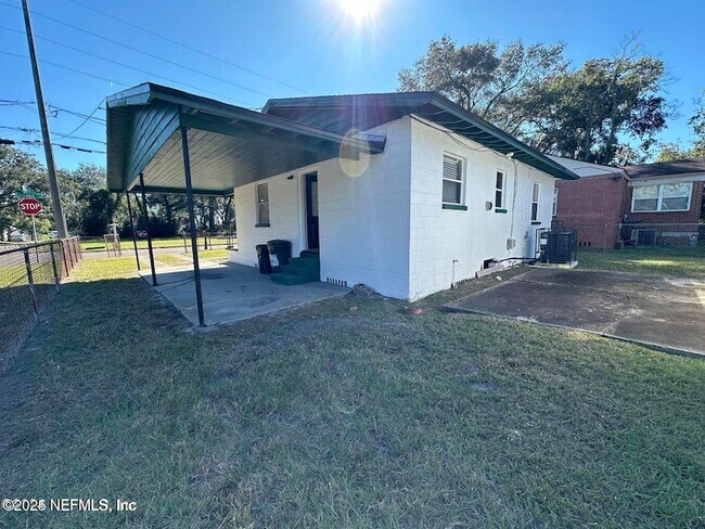 Building Photo - 803 Crestwood St