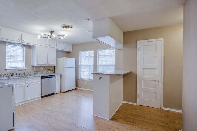 Building Photo - Large 4 bedroom in Tech Terrace ready to c...