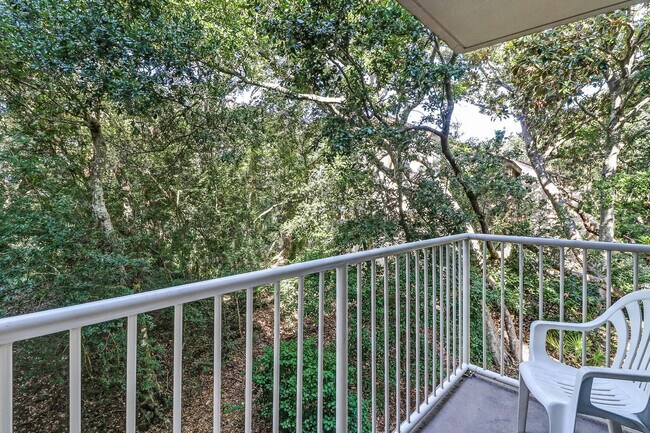 Building Photo - 2070 Beachwood Rd