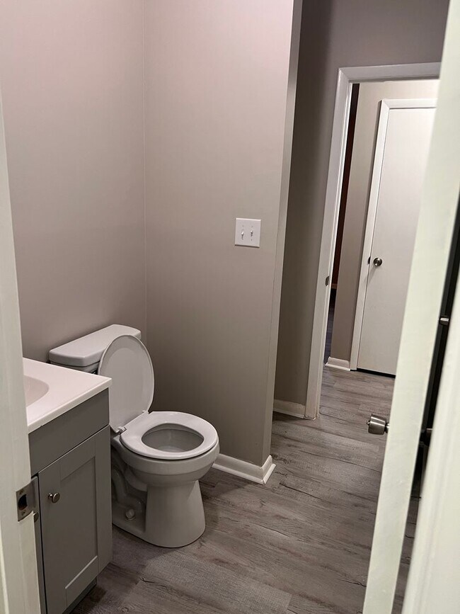 Building Photo - 2 bedroom duplex for rent - Available Now