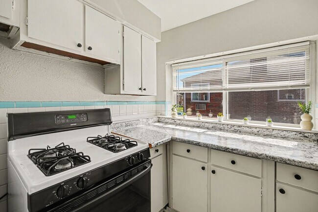 Building Photo - 629 Maple Dr