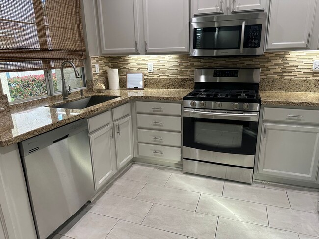 Building Photo - 3 Bedroom Home for Rent in Santa Clarita!