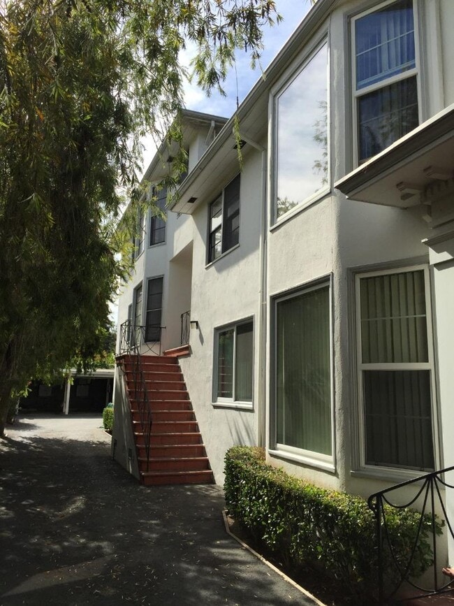 Building Photo - 515 N El Camino Real