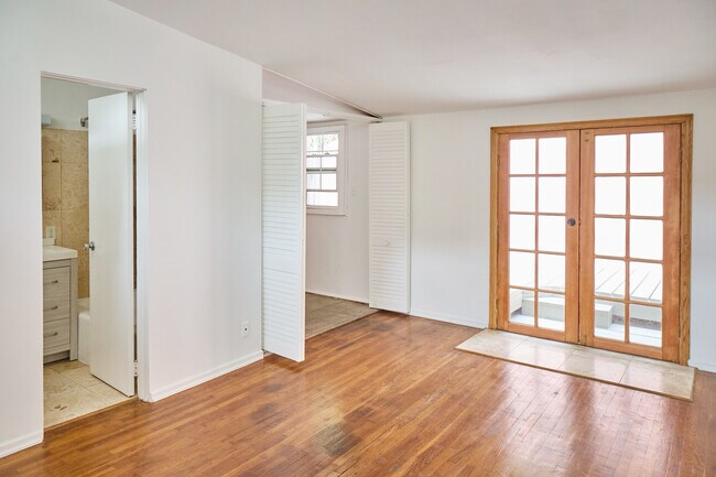 Building Photo - 6148 Glen Holly St