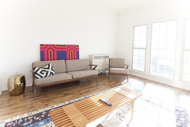 Building Photo - Mountain View