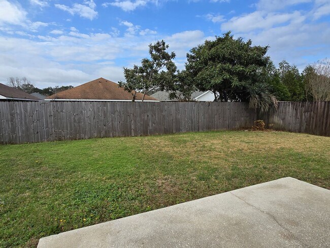 Building Photo - Spacious 4-Bedroom Home